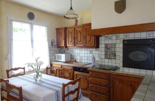Guerlesquin Casa | Holiday Home in Guerlesquin near Lake