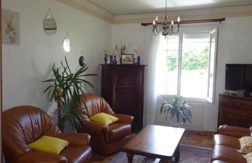 Guerlesquin Casa | Holiday Home in Guerlesquin near Lake