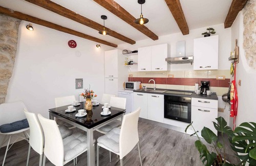 Grizane Casa | Casa vacacional en una zona tranquila con piscina al aire libre