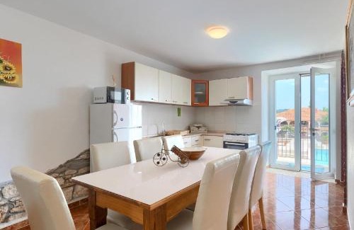 Rovinjsko Selo Casa | Holiday Home in Rovinjsko with Pool