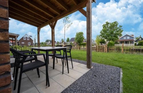 Municipality of Nissewaard Casa | Holiday Home in South Holland by Stompaarde Plas