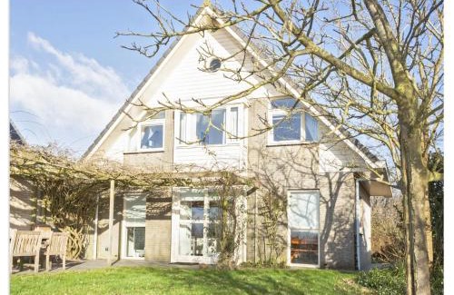Terherne Casa | Holiday Home in Terherne near Scenic Friesland