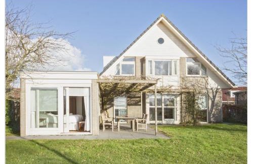 Terherne Casa | Holiday Home in Terherne near Scenic Friesland