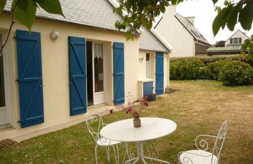 Ploudalmezeau Casa | Holiday Home in Treompan near Sandy Beaches