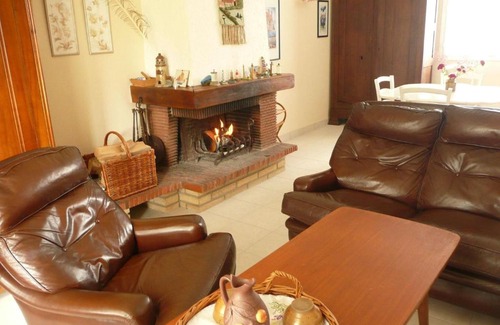 Ploudalmezeau Casa | Holiday Home in Treompan near Sandy Beaches