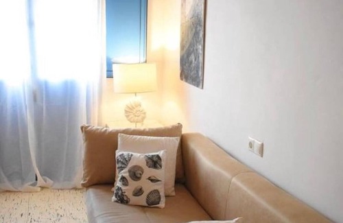 Nueva Tabarca Casa | Holiday Home 'Isla Tabarca Casa Trinacria' with Shared Garden, Wi-Fi and Air Conditioning