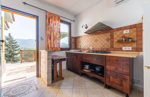 Quartu Sant'Elena Casa | Casa de vacaciones 'Lovely House' con vistas a la montaña, Wi-Fi y aire acondicionado