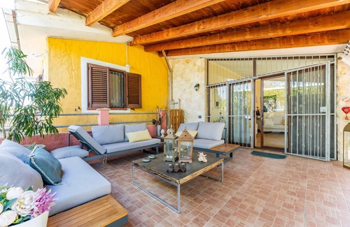 Quartu Sant'Elena Casa | Casa de vacaciones Villa Romina con vistas a la montaña, piscina y jardín