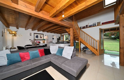 Pailhac Casa | Casa de vacaciones 'Jolie Maison' con vistas a la montaña, piscina privada y Wi-Fi