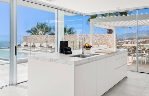 Guia de Isora Villa | Casa de vacaciones "Karat Zambrano" con vistas a la montaña, piscina privada y Wi-Fi
