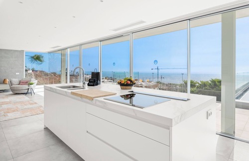 Guia de Isora Villa | Casa de vacaciones "Karat Zambrano" con vistas a la montaña, piscina privada y Wi-Fi