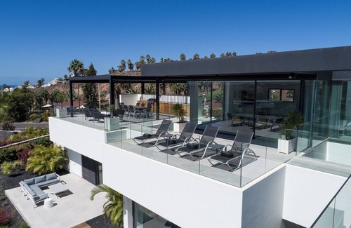 Costa Adeje Villa | Casa de vacaciones 'Karat Villa Macaronesia' con vistas al mar, piscina, jardín y Wi-Fi