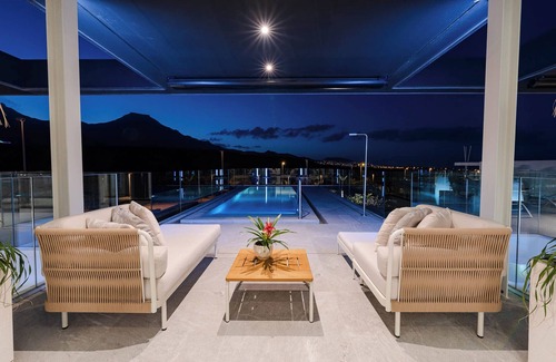 Costa Adeje Villa | Casa de vacaciones 'Karat Villa Macaronesia' con vistas al mar, piscina, jardín y Wi-Fi