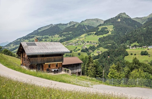 Raggal Casa | Casa de vacaciones "Knusperhäuschen Höfen-Hüsle" con vistas a la montaña