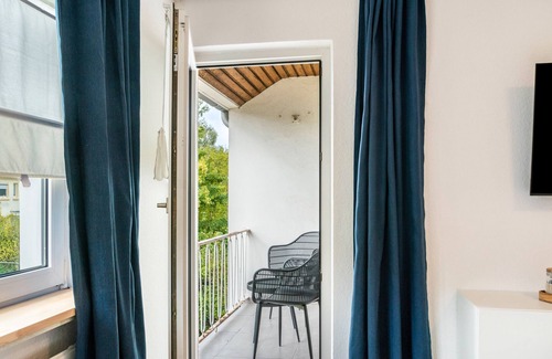 Neuengroden Casa | Holiday Home 'Kuh' with Shared Terrace, Balcony and Wi-Fi