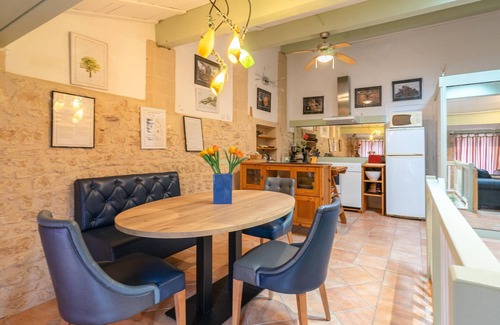 Gemozac Casa | Casa de vacaciones 'L'atelier - Gîte La Tournerie' con piscina compartida, terraza privada y Wi-Fi