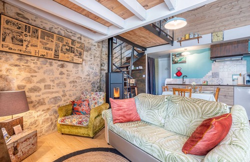 Pouzauges Casa | Casa de vacaciones 'L'étable 15kms Puy Du Fou' con terraza privada y Wi-Fi