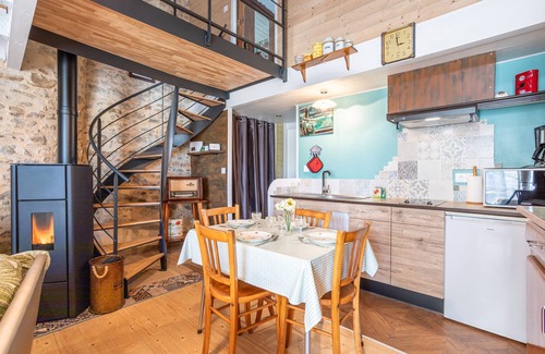 Pouzauges Casa | Casa de vacaciones 'L'étable 15kms Puy Du Fou' con terraza privada y Wi-Fi