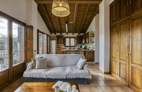 La Vall d'en Bas Casa | Casa de vacaciones 'La Cabanya De La Rovira - Dalt' con vistas a la montaña, terraza privada y Wi-Fi