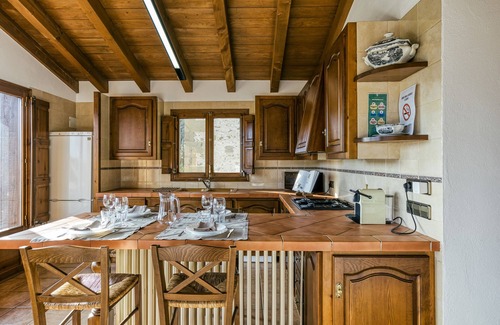 La Vall d'en Bas Casa | Casa de vacaciones 'La Cabanya De La Rovira - Dalt' con vistas a la montaña, terraza privada y Wi-Fi