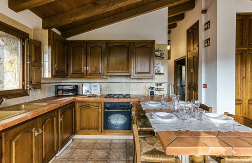 La Vall d'en Bas Casa | Casa de vacaciones 'La Cabanya De La Rovira - Dalt' con vistas a la montaña, terraza privada y Wi-Fi