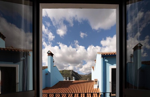 Juzcar Casa | Casa de vacaciones 'La Casa Del Bosque' con vistas a la montaña, balcón y Wi-Fi