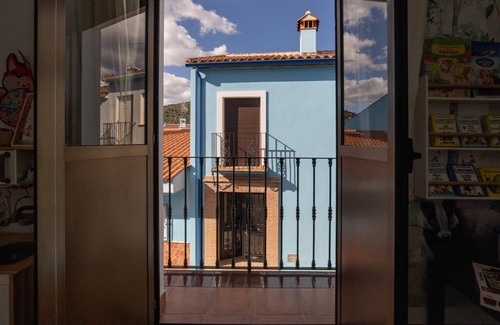 Juzcar Casa | Casa de vacaciones 'La Casa Del Bosque' con vistas a la montaña, balcón y Wi-Fi