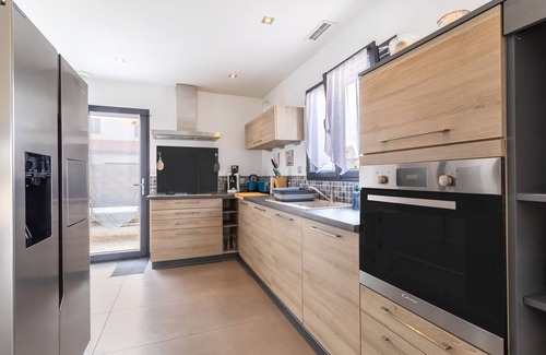 Cabestany Casa | Holiday Home 'La Casa Del Benestar' with Private Terrace, Wi-Fi and Air Conditioning