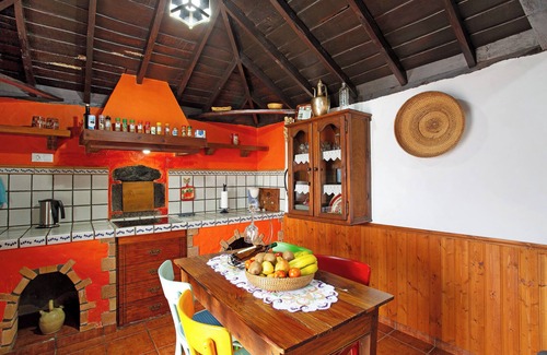 Tijarafe Casa | Casa de vacaciones 'La Chirlaca' con vistas al mar, jardín privado y Wi-Fi