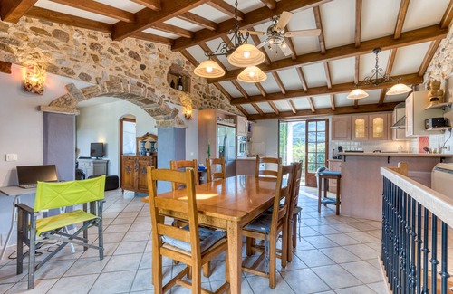 La Tour-Sur-Orb Casa | Holiday Home 'La Trêve' with Mountain View, Wi-Fi and Air Conditioning