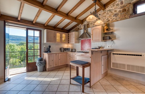 La Tour-Sur-Orb Casa | Holiday Home 'La Trêve' with Mountain View, Wi-Fi and Air Conditioning