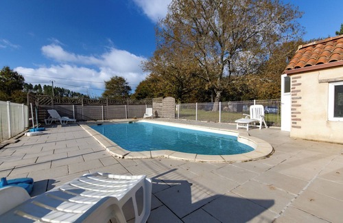 Guizengeard Casa | Casa de vacaciones 'La Grange' con piscina privada, terraza privada y Wi-Fi