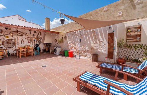 Camporrobles Casa | Casa de vacaciones "La Luna" con terraza privada y Wi-Fi
