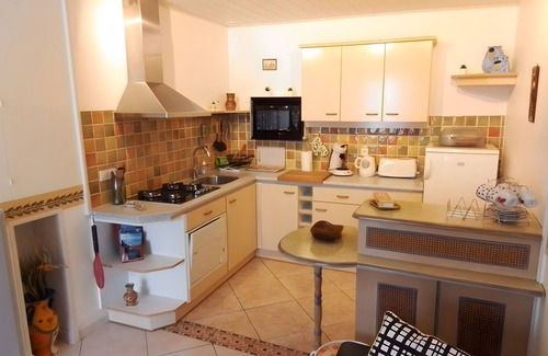 Thesee Casa | Holiday Home 'La Maison Bleue' with Private Terrace, Private Garden and Wi-Fi