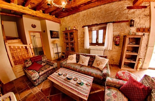 Morcuera Casa | Holiday Home 'La Plazuela' with Mountain View, Shared Garden and Wi-Fi