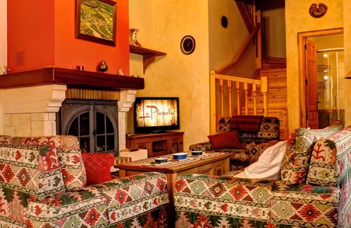 Morcuera Casa | Holiday Home 'La Plazuela' with Mountain View, Shared Garden and Wi-Fi