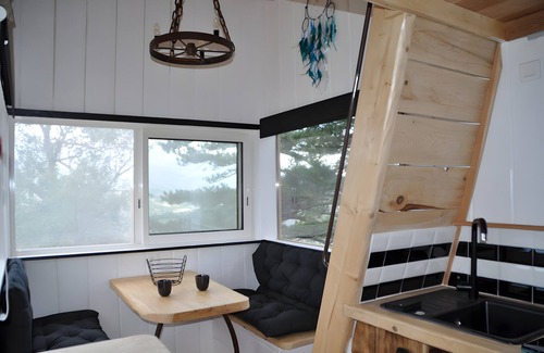 Sisteron Casa | Holiday Home 'La Tiny House De Peggy' with Mountain View, Private Terrace and Air Conditioning