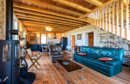 Bazas Casa | Holiday Home 'Le Basque' with Shared Pool, Private Terrace and Wi-Fi
