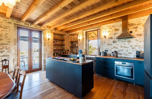 Bazas Casa | Holiday Home 'Le Basque' with Shared Pool, Private Terrace and Wi-Fi
