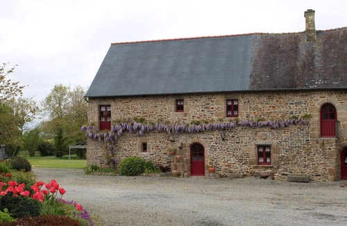 Baguer-Pican Casa | Holiday Home 'Le Logis d'Aliénor' with Private Garden and Wi-Fi