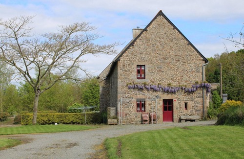 Baguer-Pican Casa | Holiday Home 'Le Logis d'Aliénor' with Private Garden and Wi-Fi