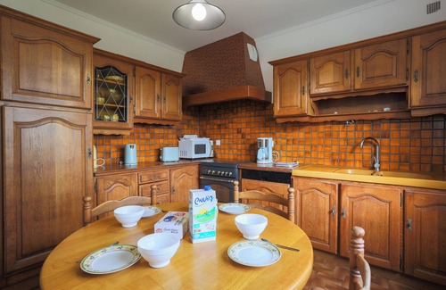 Locquirec Casa | Casa de vacaciones 'Les Camelias' con vistas al mar, terraza privada y balcón