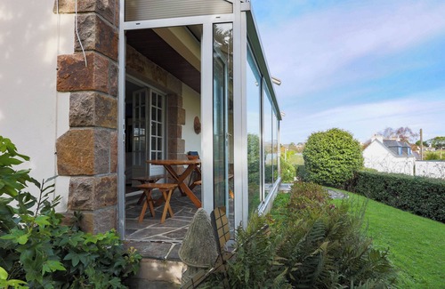 Locquirec Casa | Casa de vacaciones 'Les Camelias' con vistas al mar, terraza privada y balcón