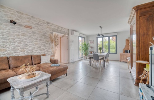 Caraman Casa | Holiday Home 'Les Echaunes' with Private Terrace, Wi-Fi and Air Conditioning