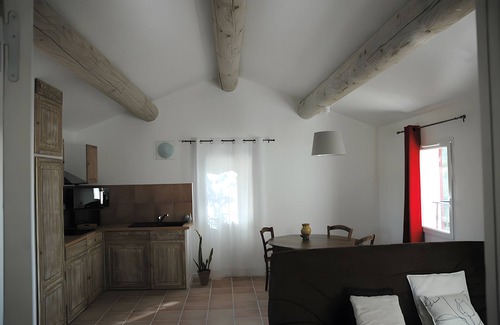 Le Tholonet Casa | Holiday Home 'Lou Jas Dé Raféou - Gîte Raphaël' with Mountain View, Wi-Fi and Air Conditioning