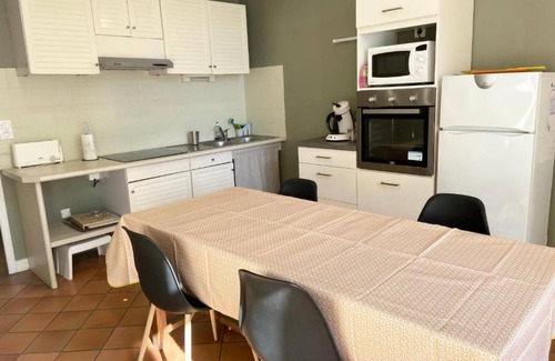 Rions Casa | Holiday Home 'Maison De Campagne' with Private Terrace, Shared Garden and Wi-Fi