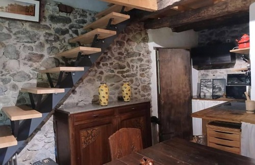 Balagueres Casa | Holiday Home 'Maison De Chouliou' with Mountain View, Private Terrace and Wi-Fi