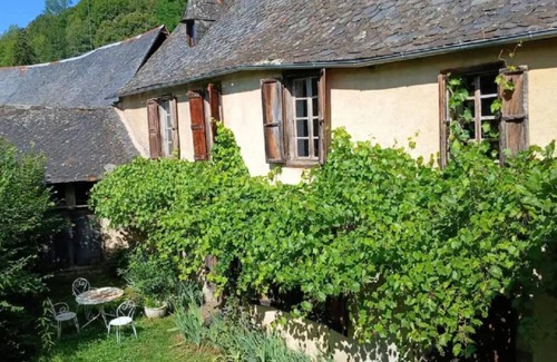 Balagueres Casa | Holiday Home 'Maison De Chouliou' with Mountain View, Private Terrace and Wi-Fi