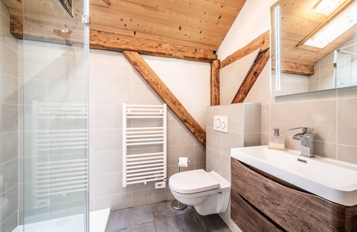 Vacheresse Casa | Holiday Home 'Maison Du Bûcheron' with Mountain View, Private Terrace and Wi-Fi
