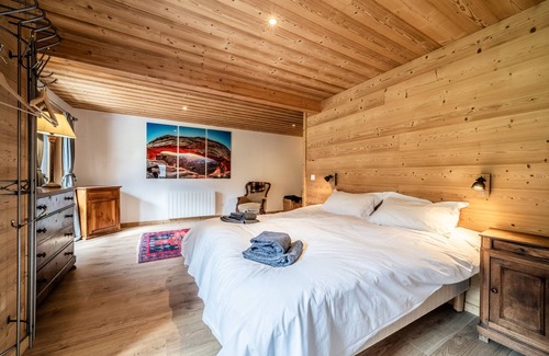 Vacheresse Casa | Holiday Home 'Maison Du Bûcheron' with Mountain View, Private Terrace and Wi-Fi